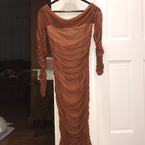 Ready In A Ruched Off Shoulder Midi Dress - Picture 7 of 10